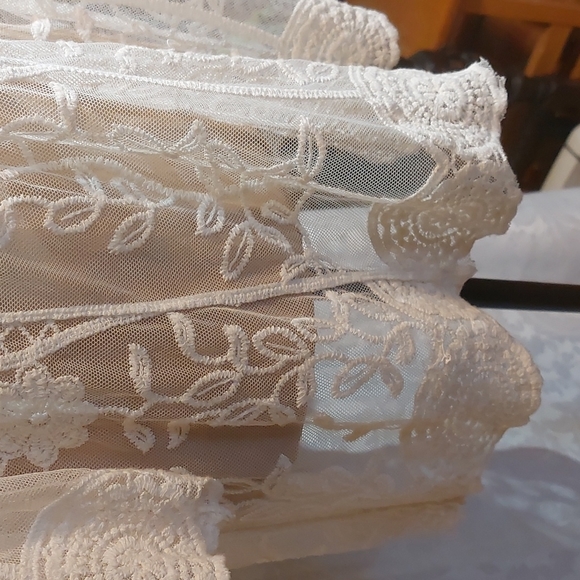 Beautiful all lace top. Long sleeves. No label or size.M. Pre-owned great con. - Picture 5 of 6